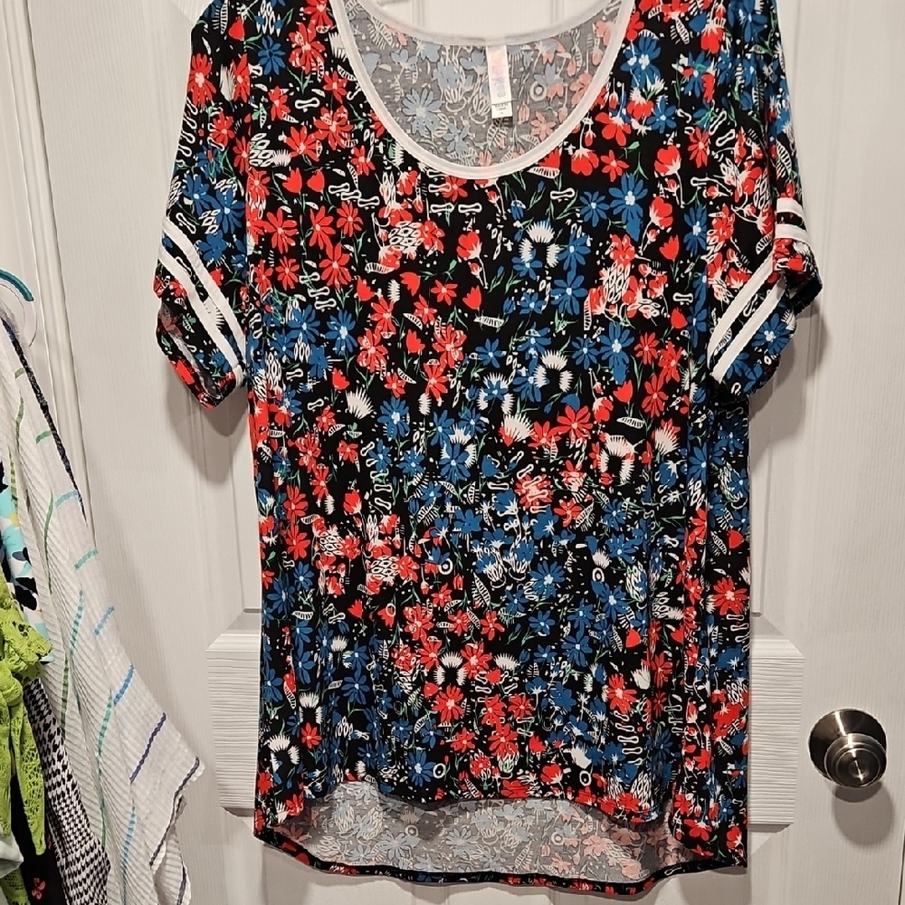 LuLaRoe Short Sleeve Scoop Tunic in Black with Red & Blue Floral